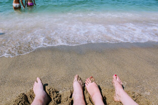 Zdjęcie dolna część osoby na plaży