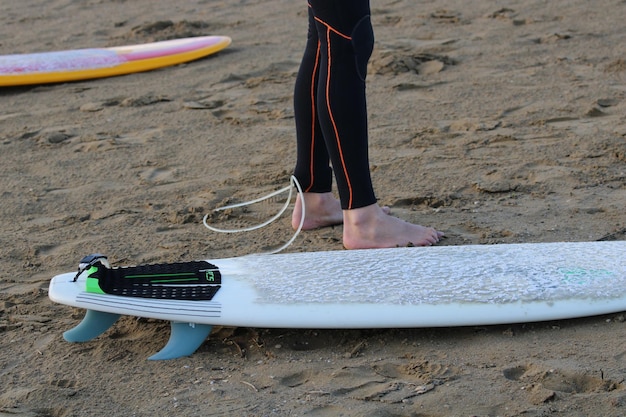 Zdjęcie dolna część osoby stojącej na plaży