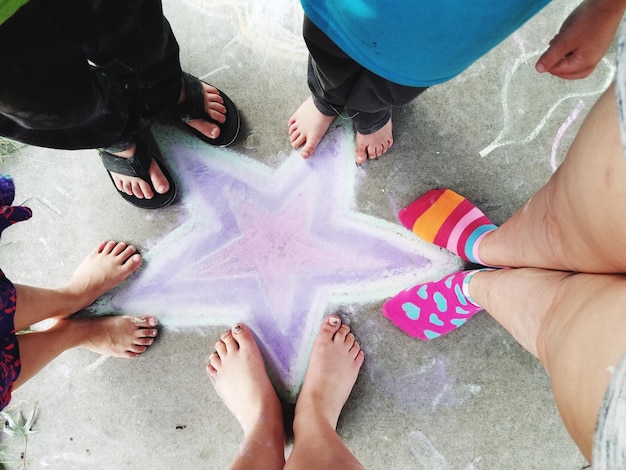 Dolna część przyjaciół stojących na kształcie gwiazdy
