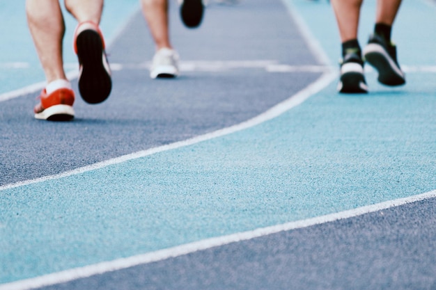 Dolna część sportowców biegających na torze
