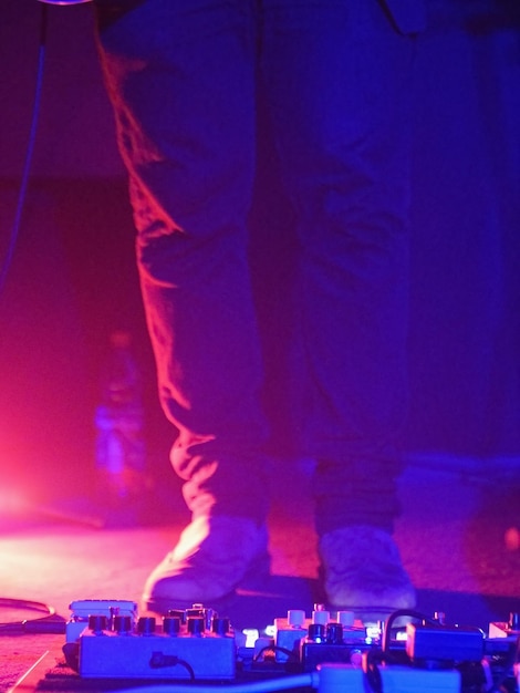 Zdjęcie dolna sekcja dj stojąca na scenie w klubie nocnym