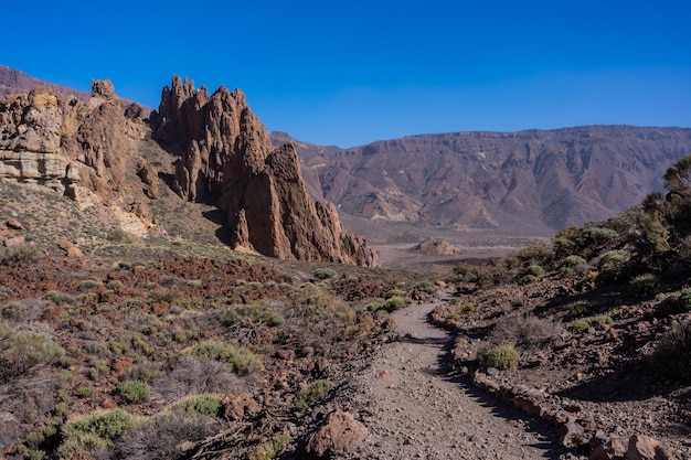 Dolny obszar trekkingu na ścieżce między Roques de Gracia i Roque Cinchado w naturalnym obszarze Teide na Wyspach Kanaryjskich Teneryfa