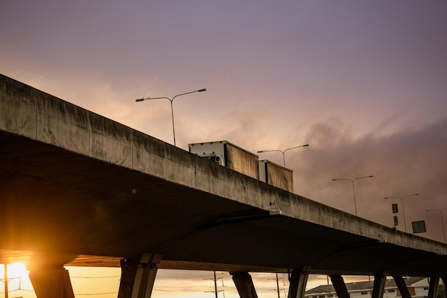 Dolny Widok Podwyższonej Betonowej Autostrady Z Ciężarówką Jazdy Wiadukt Betonowej Drogi Wiadukt Drogowy