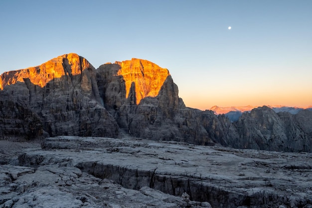 Dolomity Brenta w świetle wschodu słońca Włochy Europa