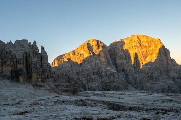 Dolomity Brenta w świetle wschodu słońca Włochy Europa