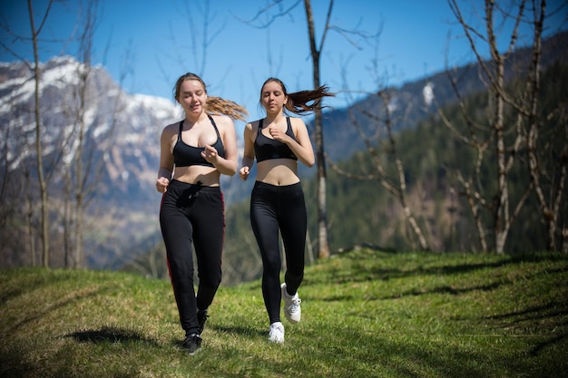 Dolomity Dwie Młode Kobiety Biegające Po Polu Na Tle Gór