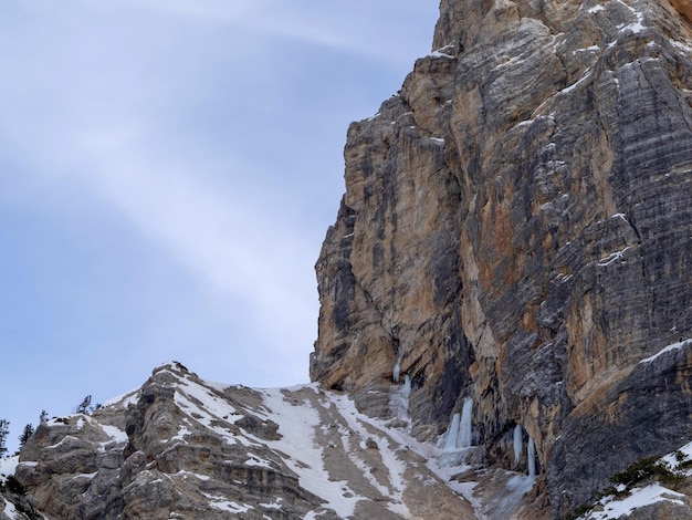 Dolomity góry Fanes w zimowej panoramie