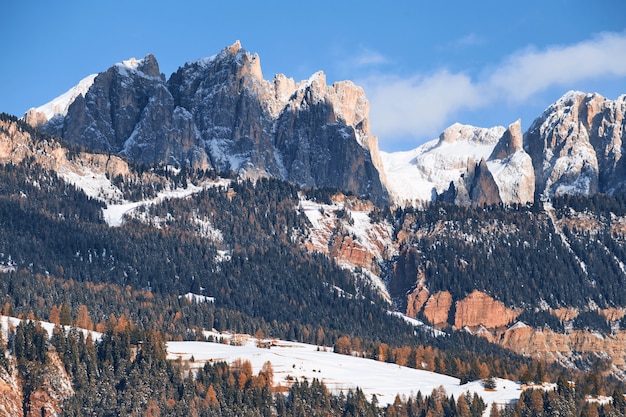 Dolomity góry pokryte śniegiem