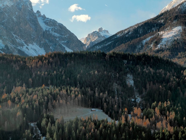 Dolomity park Lavaredo Szczyty góry Rudo Croda dei Rondoi Torre dei Scarperi Croda dei Baranci Cima Piatta Alta Tre Cime di Lavaredo widok z Versciaco Dobbiaco