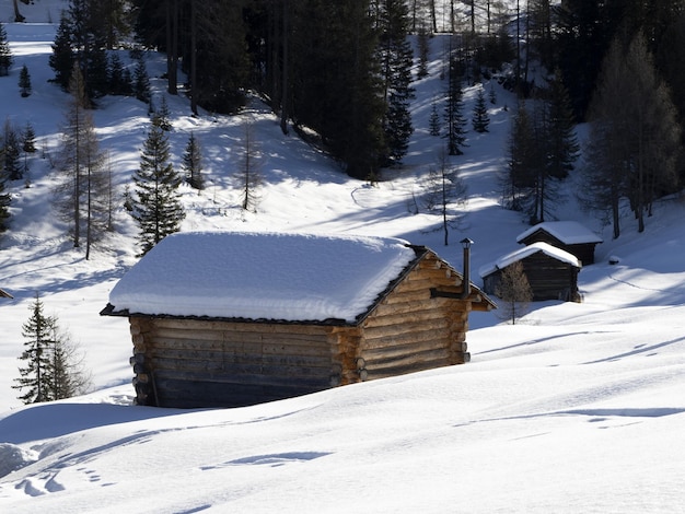 Dolomity śnieżna panorama drewniana chata val badia armentara