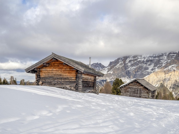 Dolomity śnieżna panorama drewniana chata val badia armentarola