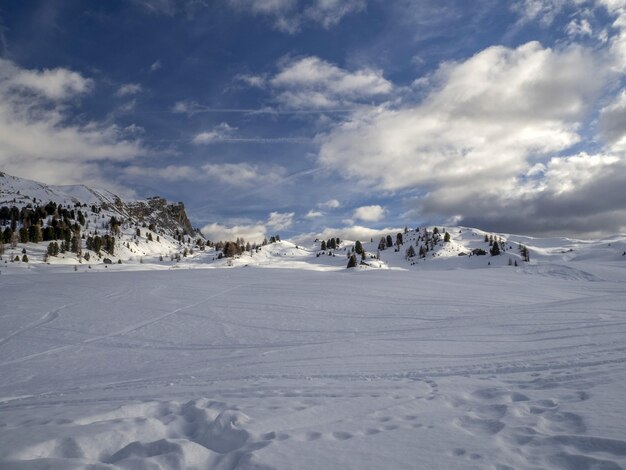 Dolomity śnieżna panorama drewniana chata val badia armentarola