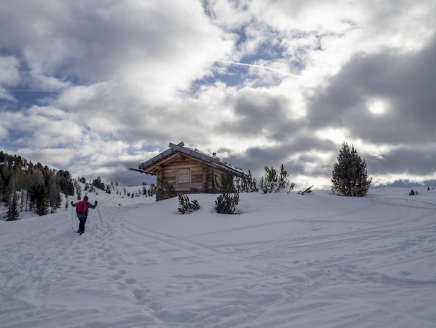 Dolomity śnieżna panorama drewniana chata val badia armentarola