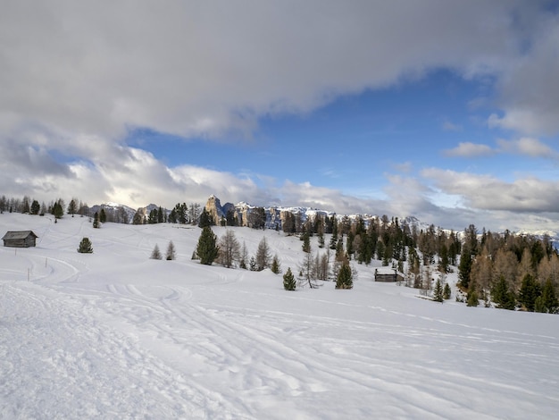 Dolomity śnieżna panorama drewniana chata val badia armentarola