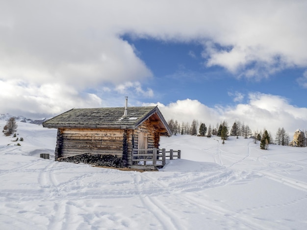 Dolomity śnieżna panorama drewniana chata val badia armentarola