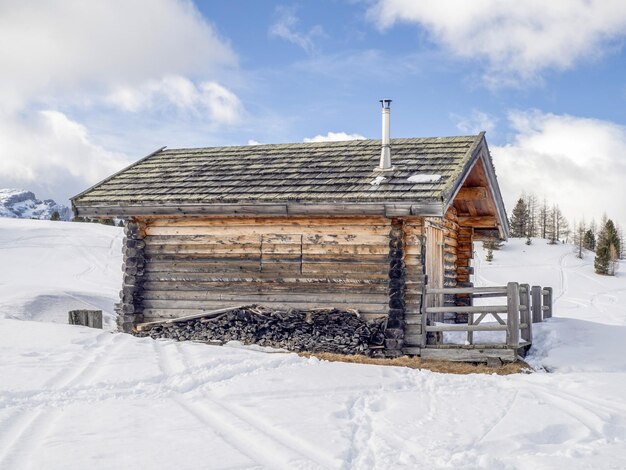 Dolomity śnieżna panorama drewniana chata val badia armentarola