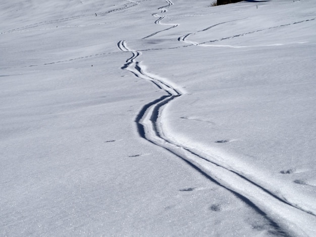 Dolomity śnieżna panorama narciarstwo alpejskie poza trasami stoku