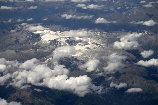 Dolomity w pobliżu panoramy lotniczej Trento z samolotu