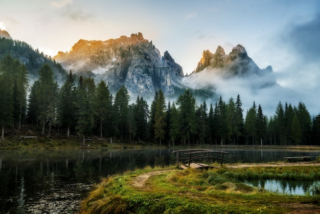 Zdjęcie dolomity, włochy krajobraz przy jeziornym antorno.