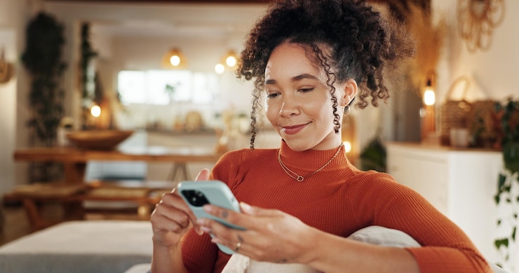 Zdjęcie dom i kobieta na kanapie telefon komórkowy i pisanie z siecią połączeń i mediami społecznościowymi apartament osoba i dziewczyna na kanapie smartfon i użytkownik mobilny z internetową aplikacją cyfrową i czatu