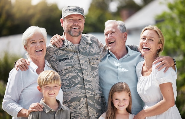 Dom jest tam, gdzie jesteś kochany Ujęcie powracającego żołnierza stojącego z rodziną na zewnątrz
