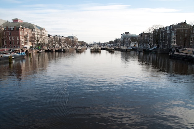 dom łodzi i kanały w Amsterdamie, Holandia