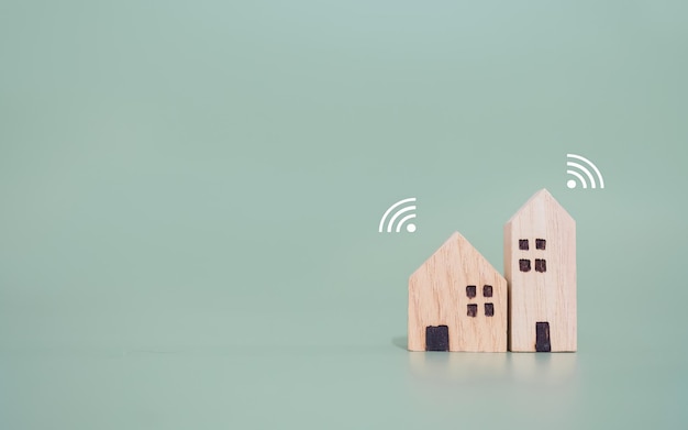 Zdjęcie dom miniaturowy z sygnałem wi-fi koncepcja połączenia sieciowego internet rzeczy inteligentna technologia sterowania domem i systemu automatyzacji
