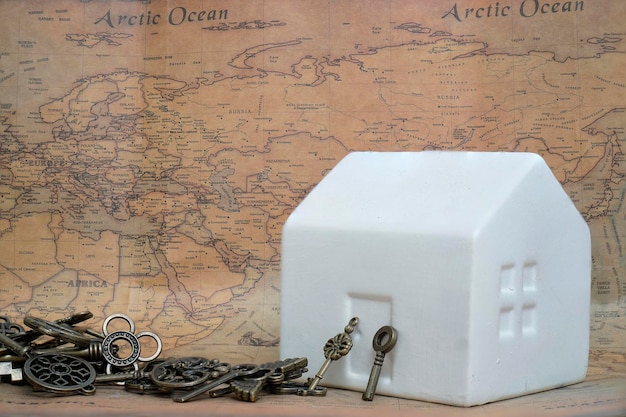 Zdjęcie dom na mapie świata z kluczem