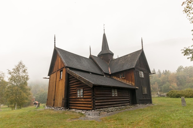 Zdjęcie dom na polu na czystym niebie