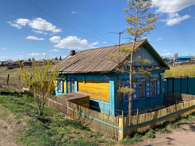 Dom na polu na tle nieba