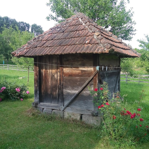 Zdjęcie dom na polu przeciwko niebu