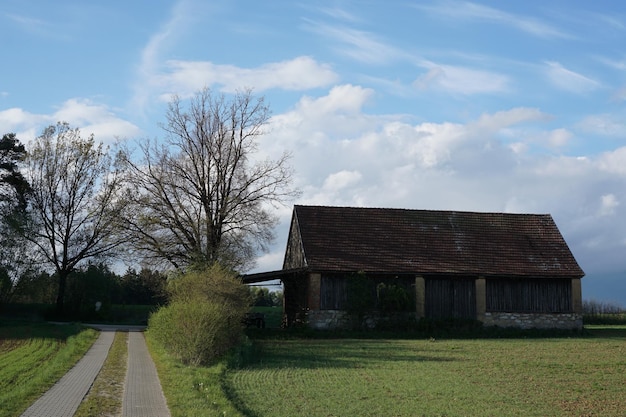 Zdjęcie dom na polu przeciwko niebu