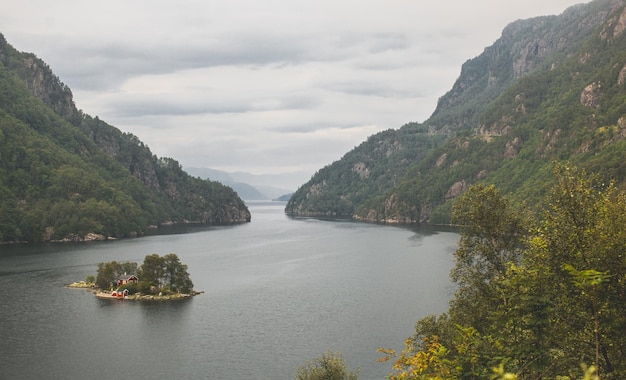 Dom na wyspie stawów, jezior i fiordów w Norwegii