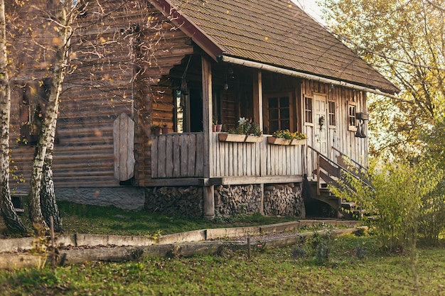 Dom, ranczo, w pięknym jesiennym lesie