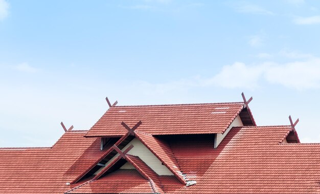 Dom Red Roof z dachem krytym dachówką na błękitnym niebie