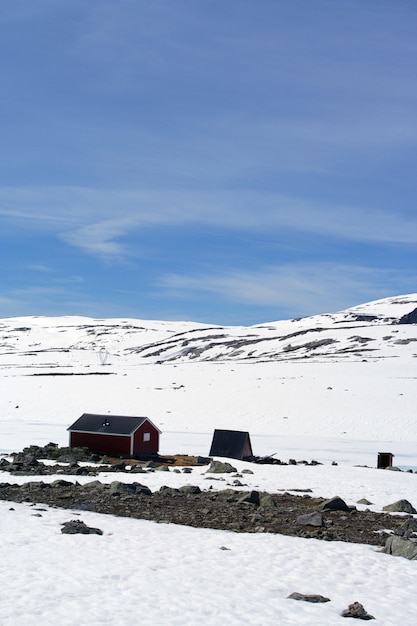Dom w norweskich górach z błękitnym niebem w tle
