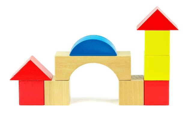 Dom wykonany z zabawkowych drewnianych kolorowych klocków na białym tle