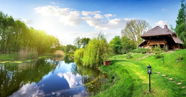 Dom z bali nad rzeką rano