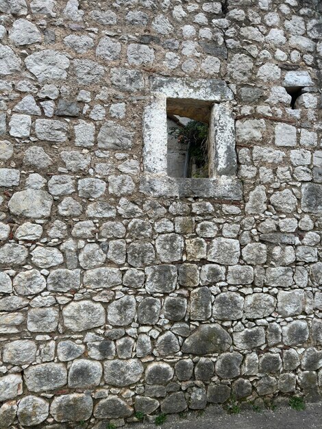 Zdjęcie dom z kamieniami zatoka fale góry czarnogóra miasto kotor