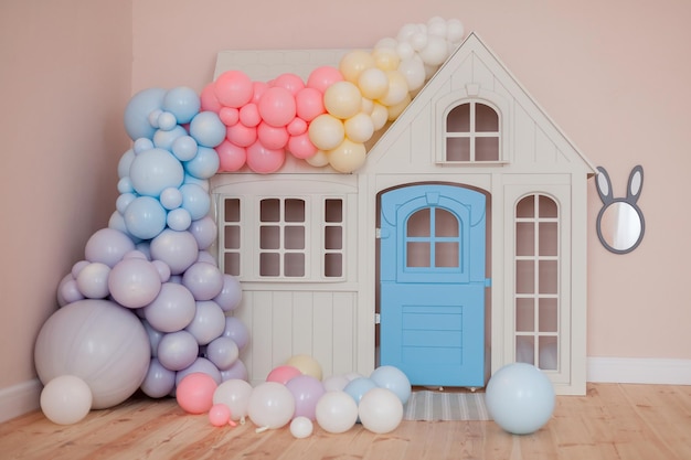 Domek dla dzieci z dekoracjami z balonów. Tęczowe balony