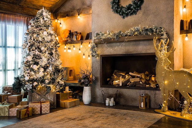 Domek górski ze świąteczną dekoracją, kominek we wnętrzu pokoju