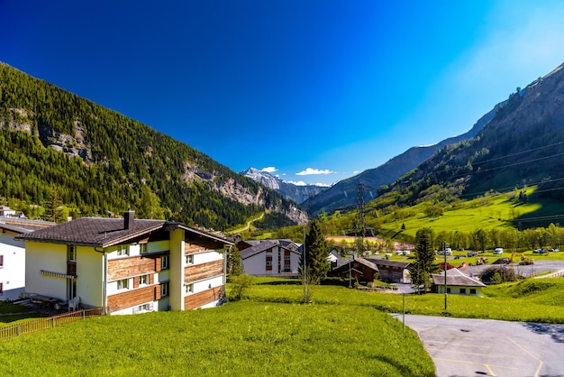 Domek i hotele w szwajcarskiej wiosce w Alpach Leukerbad Leuk Vis