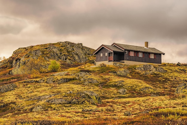 Domek na wzgórzu w Parku Narodowym Hardangervidda w Norwegii