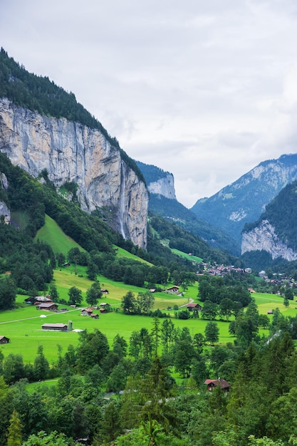 Domek w dolinie Lauterbrunnen, dystrykt Interlaken, kanton Berno w Szwajcarii. Flaga Szwajcarii