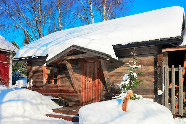 Domek w śniegu zima w Finlandii w Laponii, na Boże Narodzenie