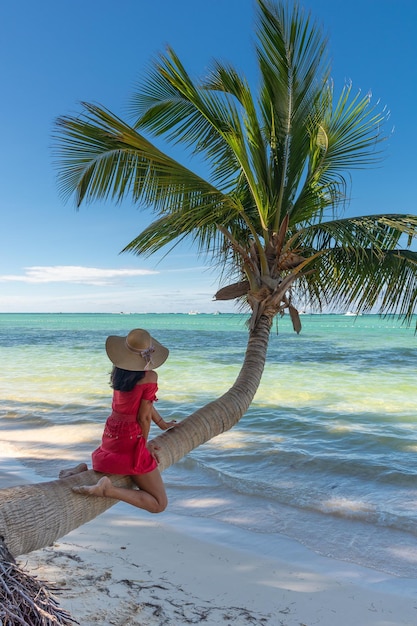 Dominikana Punta Cana dziewczyna w kapeluszu na oceanie z turkusową wodą i palmami