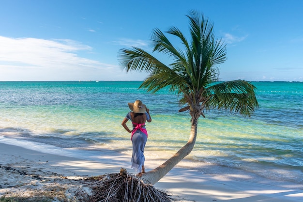 Dominikana Punta Cana dziewczyna w kapeluszu na oceanie z turkusową wodą i palmami