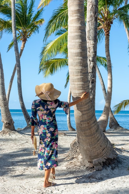 Dominikana Punta Cana dziewczyna w kapeluszu na oceanie z turkusową wodą i palmami