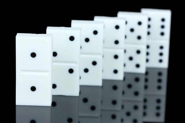 Zdjęcie domino na czarnym tle
