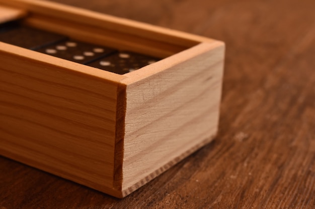 Domino w drewnianym pudełku